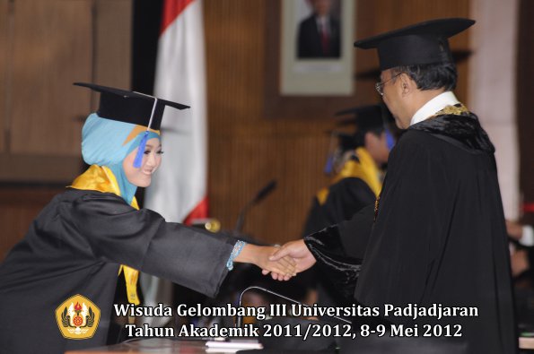 wisuda-unpad-gel-iii-2011_2012-fakultas-isip-oleh-rektor-212