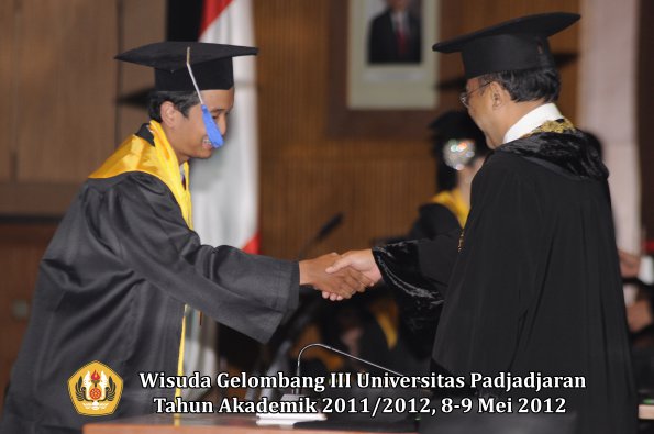 wisuda-unpad-gel-iii-2011_2012-fakultas-isip-oleh-rektor-213