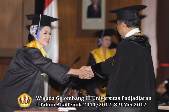 wisuda-unpad-gel-iii-2011_2012-fakultas-isip-oleh-rektor-214