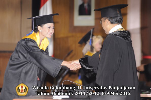 wisuda-unpad-gel-iii-2011_2012-fakultas-isip-oleh-rektor-215