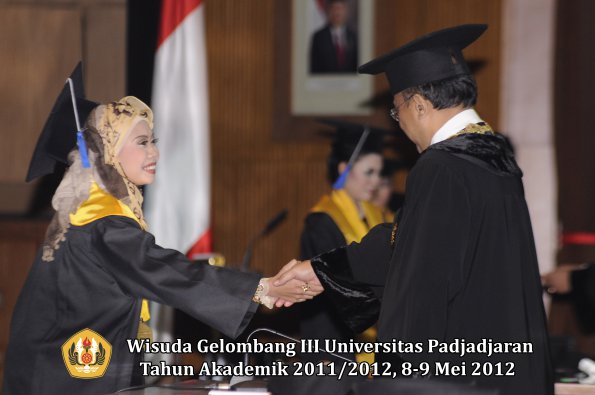 wisuda-unpad-gel-iii-2011_2012-fakultas-isip-oleh-rektor-216