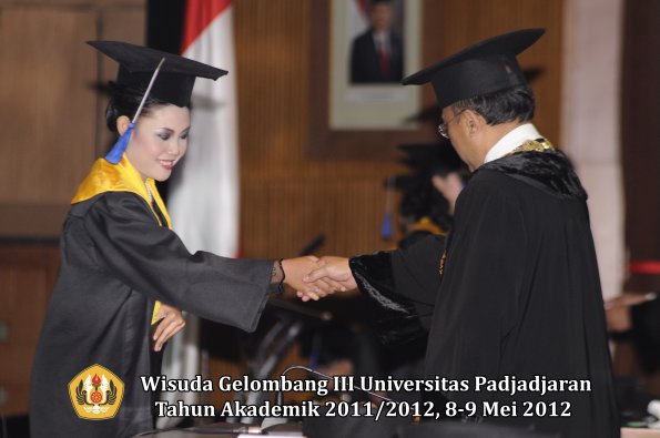 wisuda-unpad-gel-iii-2011_2012-fakultas-isip-oleh-rektor-217