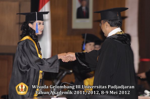 wisuda-unpad-gel-iii-2011_2012-fakultas-isip-oleh-rektor-218