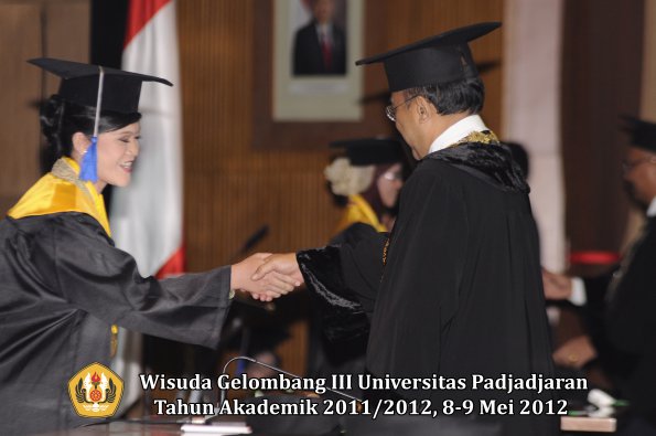 wisuda-unpad-gel-iii-2011_2012-fakultas-isip-oleh-rektor-219