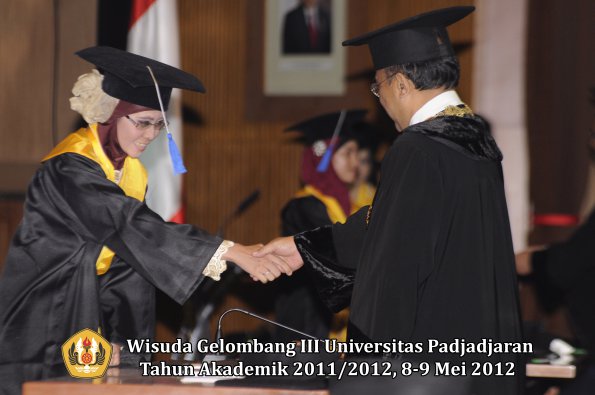 wisuda-unpad-gel-iii-2011_2012-fakultas-isip-oleh-rektor-220