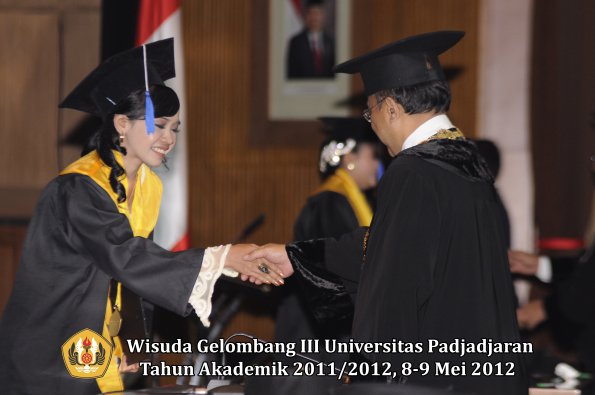 wisuda-unpad-gel-iii-2011_2012-fakultas-isip-oleh-rektor-222