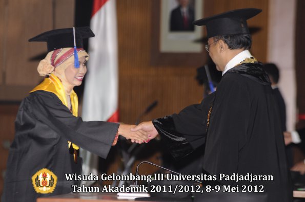 wisuda-unpad-gel-iii-2011_2012-fakultas-isip-oleh-rektor-225