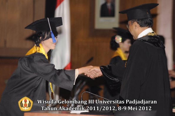 wisuda-unpad-gel-iii-2011_2012-fakultas-isip-oleh-rektor-226