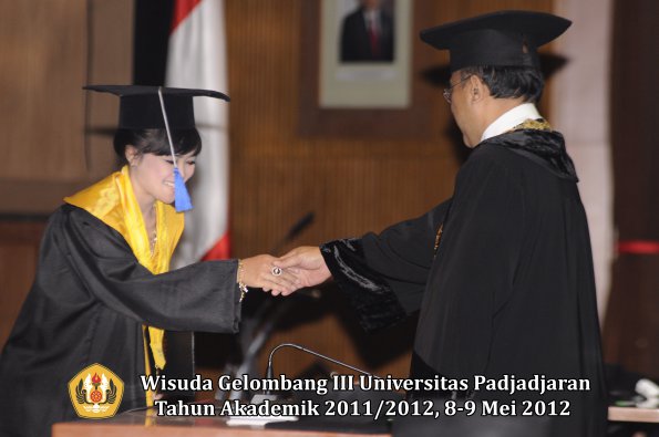 wisuda-unpad-gel-iii-2011_2012-fakultas-isip-oleh-rektor-231