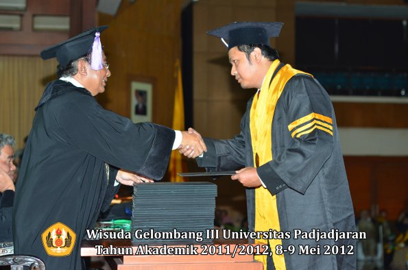 wisuda-unpad-gel-iii-2011_2012-fakultas-kedokteran-gigi-oleh-dekan-002