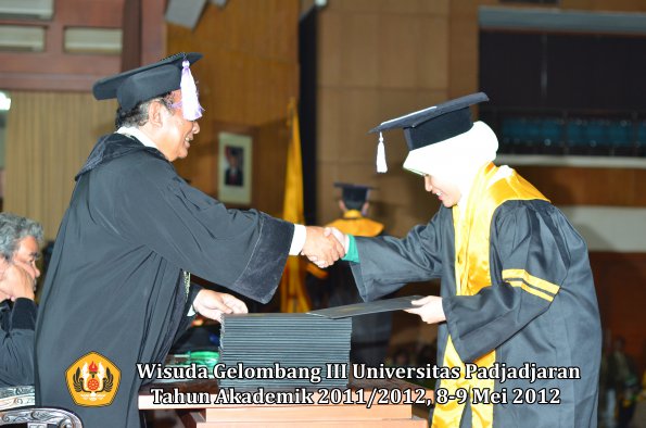 wisuda-unpad-gel-iii-2011_2012-fakultas-kedokteran-gigi-oleh-dekan-014