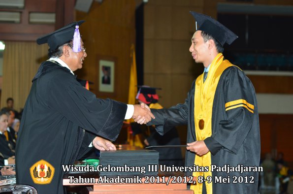 wisuda-unpad-gel-iii-2011_2012-fakultas-kedokteran-gigi-oleh-dekan-025