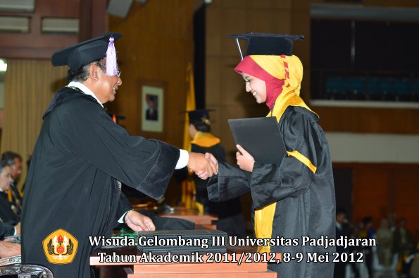 wisuda-unpad-gel-iii-2011_2012-fakultas-kedokteran-gigi-oleh-dekan-092