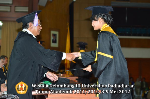 wisuda-unpad-gel-iii-2011_2012-fakultas-kedokteran-gigi-oleh-dekan-098