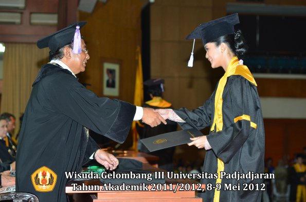 wisuda-unpad-gel-iii-2011_2012-fakultas-kedokteran-gigi-oleh-dekan-099