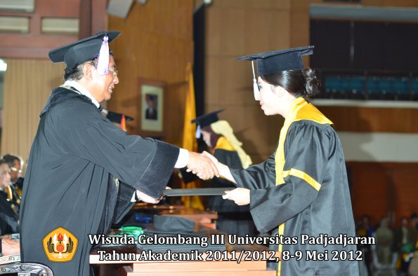 wisuda-unpad-gel-iii-2011_2012-fakultas-kedokteran-gigi-oleh-dekan-102