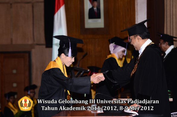 wisuda-unpad-gel-iii-2011_2012-fakultas-kedokteran-gigi-oleh-rektor-020