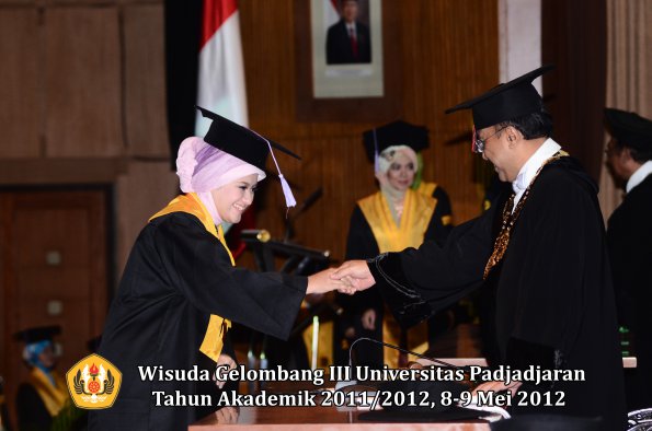 wisuda-unpad-gel-iii-2011_2012-fakultas-kedokteran-gigi-oleh-rektor-021