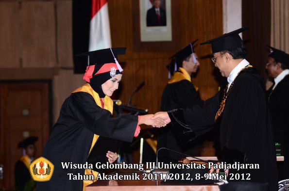 wisuda-unpad-gel-iii-2011_2012-fakultas-kedokteran-gigi-oleh-rektor-024