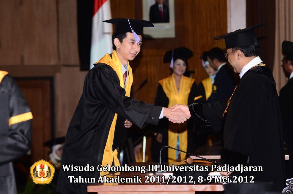 wisuda-unpad-gel-iii-2011_2012-fakultas-kedokteran-gigi-oleh-rektor-064