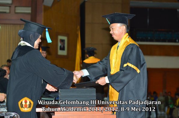 wisuda-unpad-gel-iii-2011_2012-fakultas-pik-oleh-dekan-005