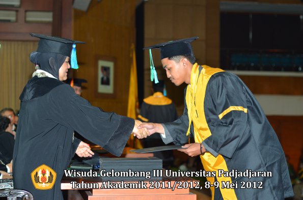 wisuda-unpad-gel-iii-2011_2012-fakultas-pik-oleh-dekan-016