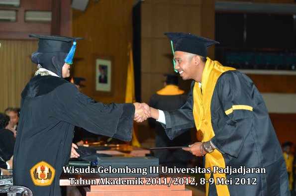 wisuda-unpad-gel-iii-2011_2012-fakultas-pik-oleh-dekan-019