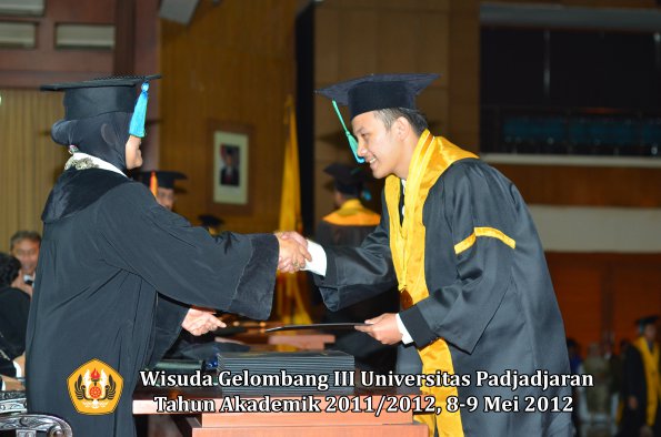 wisuda-unpad-gel-iii-2011_2012-fakultas-pik-oleh-dekan-020