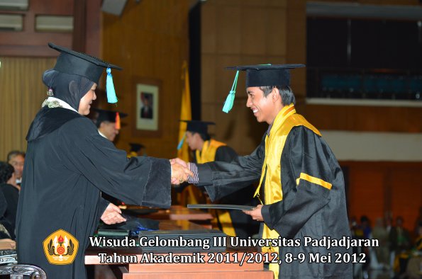 wisuda-unpad-gel-iii-2011_2012-fakultas-pik-oleh-dekan-025