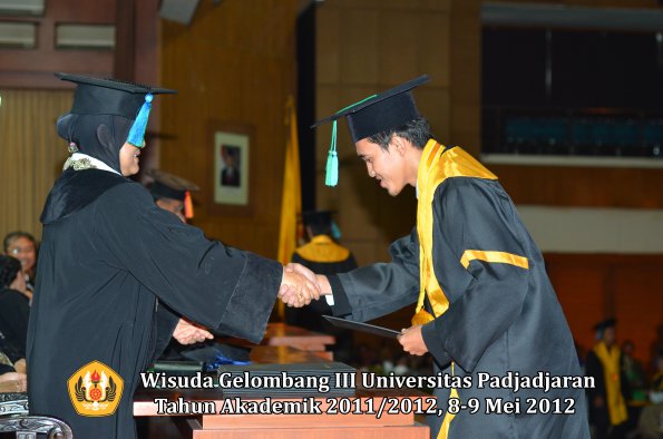 wisuda-unpad-gel-iii-2011_2012-fakultas-pik-oleh-dekan-026