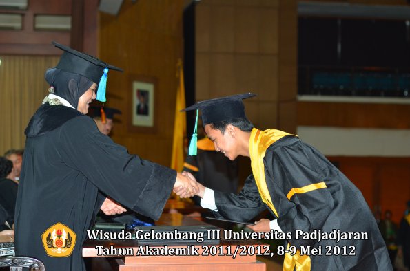 wisuda-unpad-gel-iii-2011_2012-fakultas-pik-oleh-dekan-027