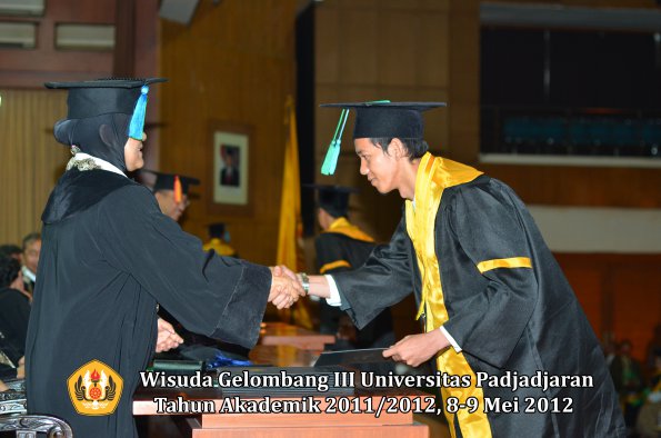 wisuda-unpad-gel-iii-2011_2012-fakultas-pik-oleh-dekan-028