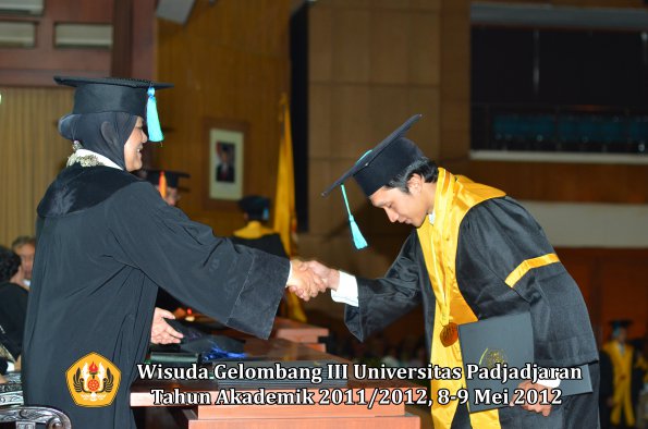 wisuda-unpad-gel-iii-2011_2012-fakultas-pik-oleh-dekan-029