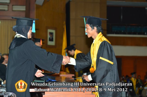 wisuda-unpad-gel-iii-2011_2012-fakultas-pik-oleh-dekan-030