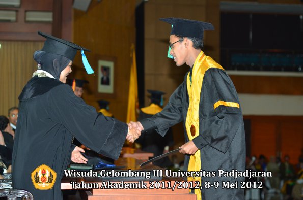 wisuda-unpad-gel-iii-2011_2012-fakultas-pik-oleh-dekan-031