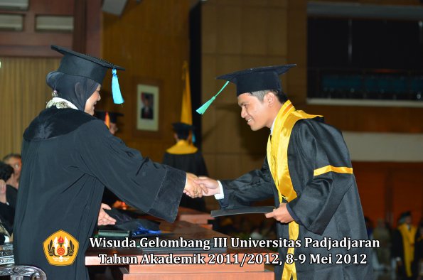 wisuda-unpad-gel-iii-2011_2012-fakultas-pik-oleh-dekan-032