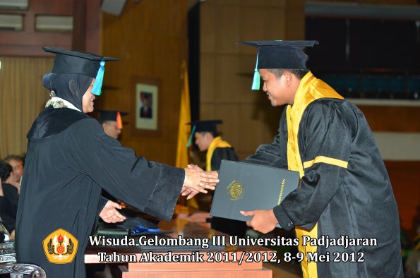 wisuda-unpad-gel-iii-2011_2012-fakultas-pik-oleh-dekan-033