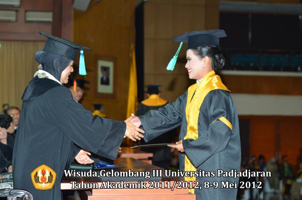 wisuda-unpad-gel-iii-2011_2012-fakultas-pik-oleh-dekan-034