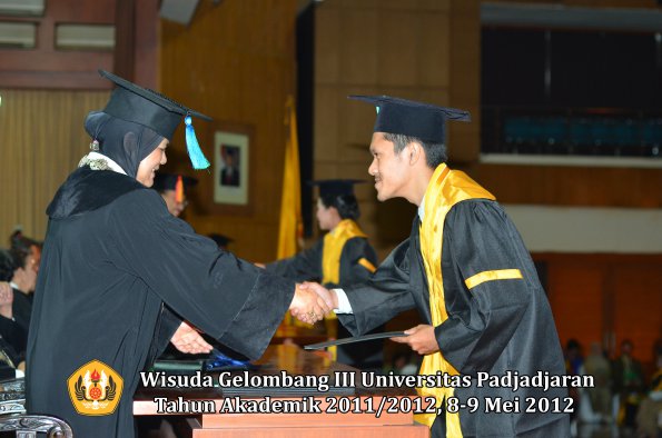 wisuda-unpad-gel-iii-2011_2012-fakultas-pik-oleh-dekan-035