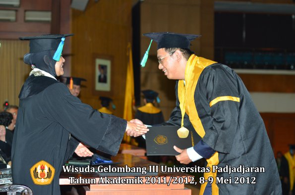 wisuda-unpad-gel-iii-2011_2012-fakultas-pik-oleh-dekan-036