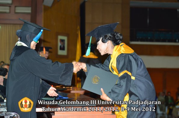 wisuda-unpad-gel-iii-2011_2012-fakultas-pik-oleh-dekan-037