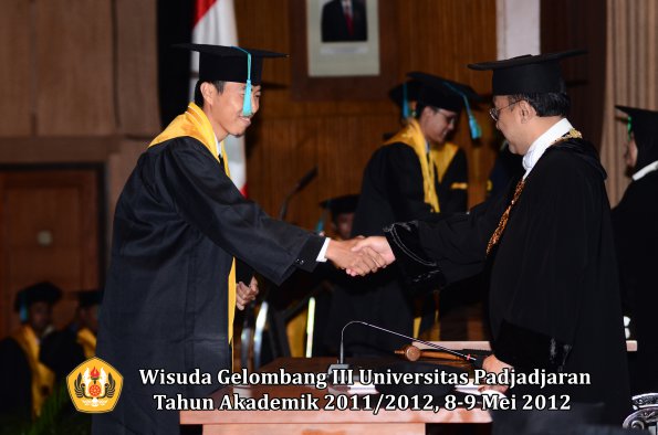wisuda-unpad-gel-iii-2011_2012-fakultas-pik-oleh-rektor-011