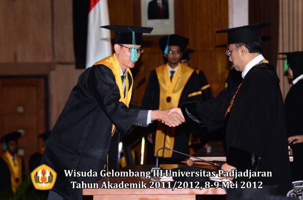wisuda-unpad-gel-iii-2011_2012-fakultas-pik-oleh-rektor-012