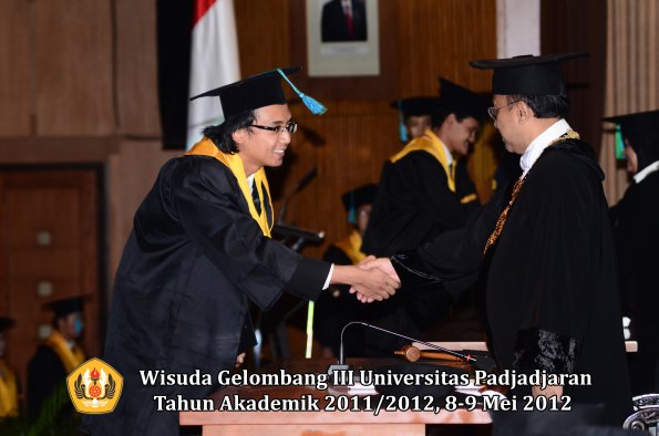 wisuda-unpad-gel-iii-2011_2012-fakultas-pik-oleh-rektor-013