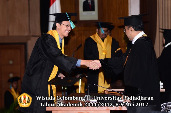 wisuda-unpad-gel-iii-2011_2012-fakultas-pik-oleh-rektor-017