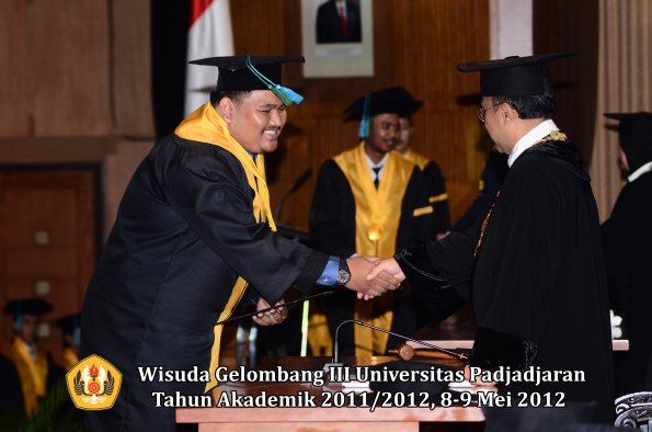 wisuda-unpad-gel-iii-2011_2012-fakultas-pik-oleh-rektor-018