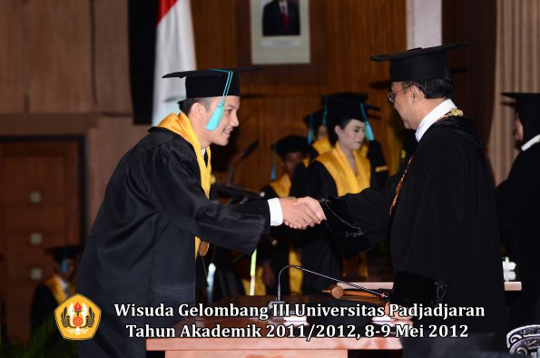 wisuda-unpad-gel-iii-2011_2012-fakultas-pik-oleh-rektor-020