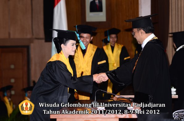 wisuda-unpad-gel-iii-2011_2012-fakultas-pik-oleh-rektor-021