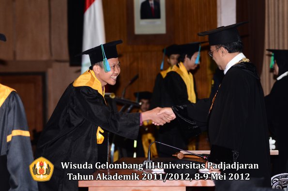 wisuda-unpad-gel-iii-2011_2012-fakultas-pik-oleh-rektor-022