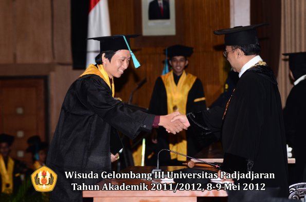 wisuda-unpad-gel-iii-2011_2012-fakultas-pik-oleh-rektor-023